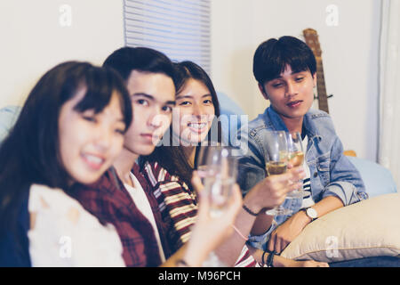 Asiatische Gruppe von Freunden in Partei mit alkoholischen Bier Getränke und jungen Leuten an der Bar toasten Cocktails. Soft Focus genießen Stockfoto
