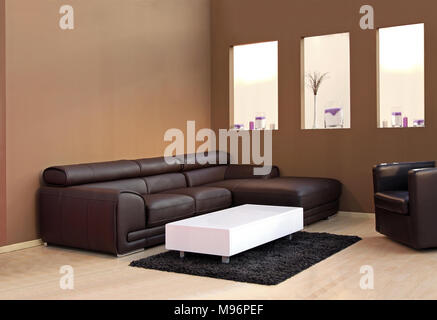 Große braune Ledercouch im modernen Interieur Stockfoto