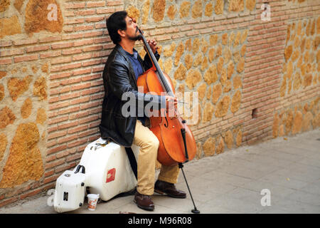 GRANADA SPANIEN - Oktober 16, 2017: Straßenmusikanten spielen in der Nähe der berühmten Alhambra Stockfoto