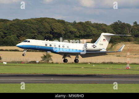 01-0028, eine Gulfstream C-37 ein, die von der United States Air Force betrieben, am Flughafen Prestwick, Ayrshire. Stockfoto