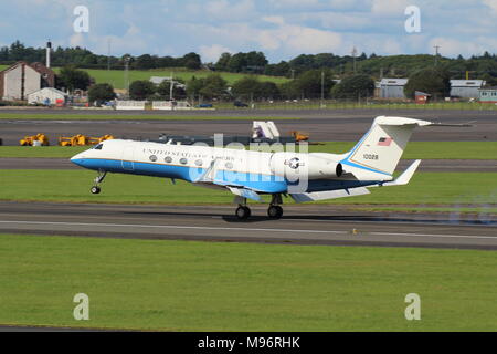 01-0028, eine Gulfstream C-37 ein, die von der United States Air Force betrieben, am Flughafen Prestwick, Ayrshire. Stockfoto