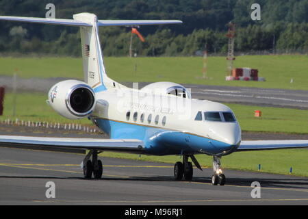 01-0028, eine Gulfstream C-37 ein, die von der United States Air Force betrieben, am Flughafen Prestwick, Ayrshire. Stockfoto