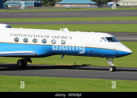 01-0028, eine Gulfstream C-37 ein, die von der United States Air Force betrieben, am Flughafen Prestwick, Ayrshire. Stockfoto