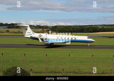 01-0028, eine Gulfstream C-37 ein, die von der United States Air Force betrieben, am Flughafen Prestwick, Ayrshire. Stockfoto