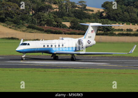 01-0028, eine Gulfstream C-37 ein, die von der United States Air Force betrieben, am Flughafen Prestwick, Ayrshire. Stockfoto