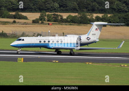 01-0028, eine Gulfstream C-37 ein, die von der United States Air Force betrieben, am Flughafen Prestwick, Ayrshire. Stockfoto