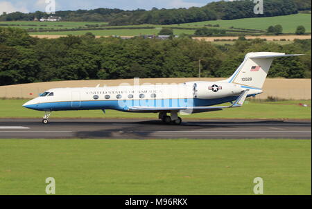 01-0028, eine Gulfstream C-37 ein, die von der United States Air Force betrieben, am Flughafen Prestwick, Ayrshire. Stockfoto