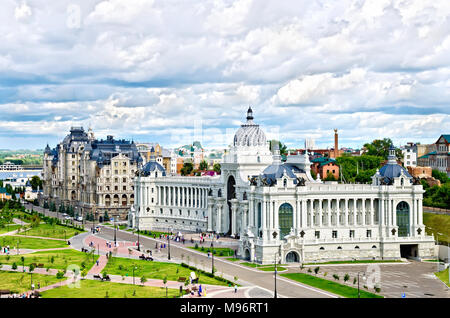 KAZAN, Russland - Juli 26, 2014: Blick auf den Palast der Landwirte und den Platz. Republik Tatarstan. Übersetzung von Wörtern auf dem Gebäude: Palast der Landwirte Stockfoto