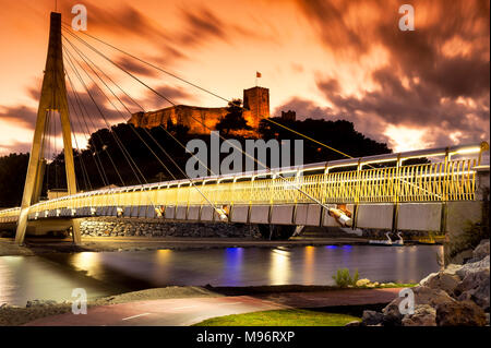 Die moderne Brücke und dem alten Schloss, das Bild zeigt die Gegenüberstellung von 21. und 10. Jahrhundert. Puente de la Armada Española - 2006 Stockfoto