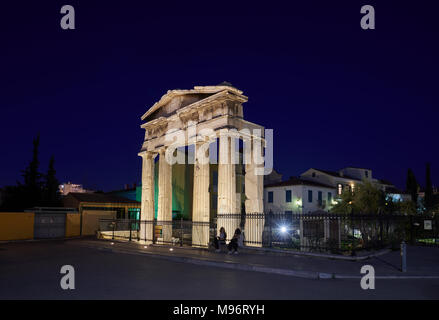 Das Tor von Athena Archegetis in der Römischen Markt in Athen Griechenland. Dieser Eingang in die Agora besteht aus vier dorischen Säulen Stockfoto