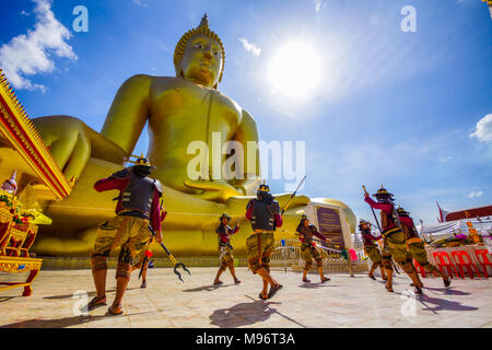 Angthong, Thailand - 15. Juli 2014: Akteure, die Kämpfe in alten Krieger Stil vor der Großen goldenen Buddha Bild Buddhistischen ev zu feiern. Stockfoto