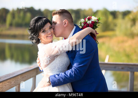 Belarus, Gomel, September 29, 2017 Hochzeit. Der Bräutigam die Braut küssen Stockfoto