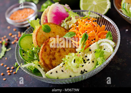 Vegan buddha Schüssel Abendessen Lebensmittel Tabelle. Gesundes Essen. Gesund vegan Mittagessen Schüssel. Omelett mit Linsen und Rettich, Avocado, karottensalat. Stockfoto