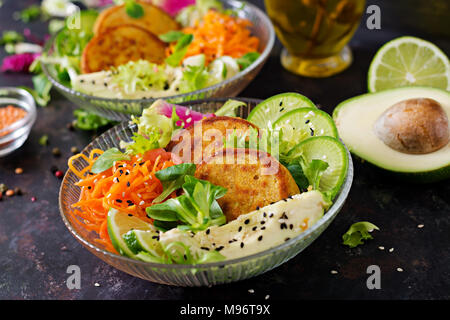 Vegan buddha Schüssel Abendessen Lebensmittel Tabelle. Gesundes Essen. Gesund vegan Mittagessen Schüssel. Omelett mit Linsen und Rettich, Avocado, karottensalat. Stockfoto