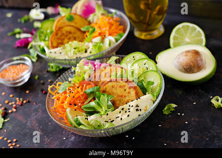 Vegan buddha Schüssel Abendessen Lebensmittel Tabelle. Gesundes Essen. Gesund vegan Mittagessen Schüssel. Omelett mit Linsen und Rettich, Avocado, karottensalat. Stockfoto