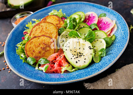 Vegan buddha Schüssel Abendessen Lebensmittel Tabelle. Gesundes Essen. Gesund vegan Mittagessen Schüssel. Omelett mit Linsen und Rettich, Avocado Salat Stockfoto