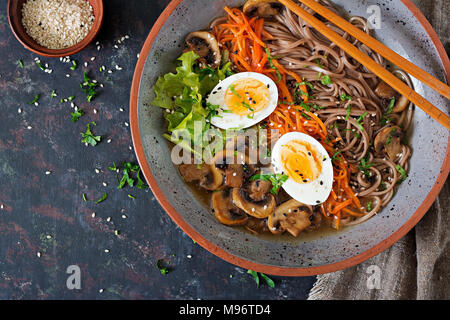 Japanische Miso Ramen Nudeln mit Eiern, Karotte und Pilze. Suppe essen. Flach. Ansicht von oben Stockfoto