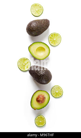 Avocado und Kalk auf weißem Hintergrund. Ansicht von oben Stockfoto