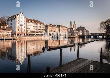 Die Limmat und die Altstadt von Zürich, Schweiz. Stockfoto