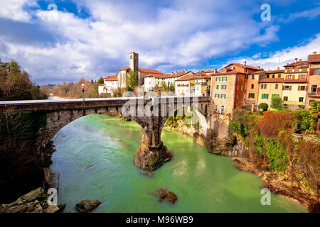 Historische italienische Wahrzeichen in del Friuli, Devil's Bridge über grüne Natisone Fluss Cividale, Region Friaul-Julisch Venetien in Italien Stockfoto