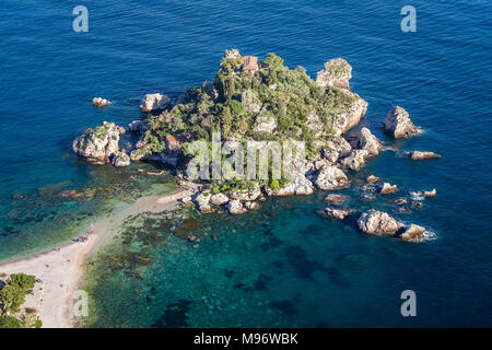 Insel Isola Bella bei Taormina, Sizilien. Manchmal ist die Tide schafft ein kleiner Pfad mit dem Festland. Stockfoto