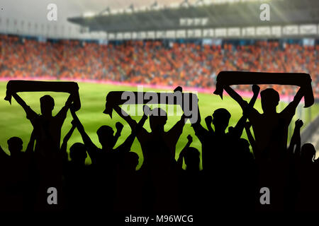 Silhouetten von Fußball-Fans in einem Match und Zuschauer im Fußballstadion Stockfoto