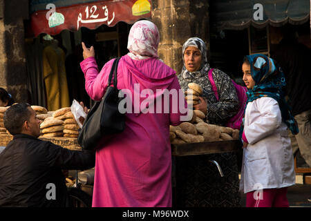 Marokko, Casablanca, Quartier Habous Souk, Frauen reden Fladenbrot Stall auf der Straße barrow Stockfoto