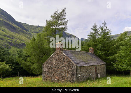 Ein Stein Berg Bothy in einer geschützten Position innerhalb einer Bergwiese im Glen Doll, Angus, Schottland liegt, Teil des Cairngorm Natio Stockfoto