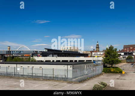 Bolton bus interchange Bau, kurz vor dem completio, n mit Arbeit weiterhin auf die Fußgängerbrücke verbindet den Bahnhof mit dem Bus Station. Stockfoto