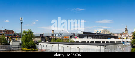 Bolton bus interchange Bau, kurz vor dem completio, n mit Arbeit weiterhin auf die Fußgängerbrücke verbindet den Bahnhof mit dem Bus Station. Stockfoto