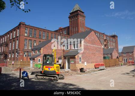 Neue Häuser kurz vor der Fertigstellung auf der Brachfläche Lorne Gericht Gehäuse Entwicklung, neben Horrockses Mühle auf Lorne Street, Farnworth, Bolton. Stockfoto