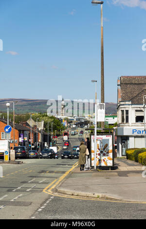 Manchester Road in Bolton Blick von der Kreuzung Croft Straße, durch die Burnden, in Richtung Bolton Town Center. Stockfoto