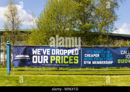 Fitnessstudio Mitgliedschaft Werbebanner außerhalb Bolton Arena indoor Sports Arena am Middlebrook Retail & Leisure Park, Horwich. Stockfoto