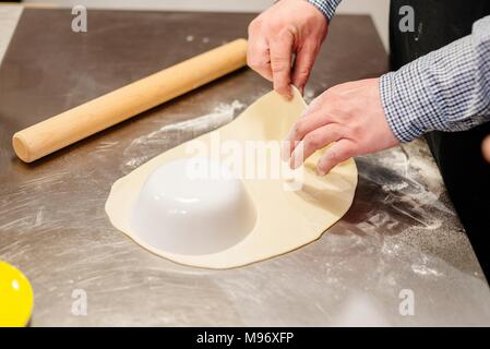 Schneiden ungekochten Teig in die Kreise auf dem Tisch Stockfoto