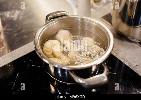 Frisch zubereitete khinkali Knödel. Traditionelle georgische Knödel mit Fleisch. Georgische Essen Stockfoto