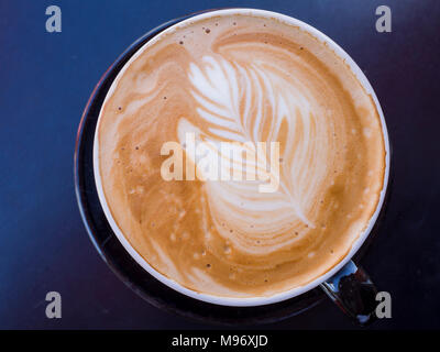 Nahaufnahme von einem latte Kaffee mit Blatt shap Kunst, Trinken am Long Beach, Los Angeles County, Kalifornien Stockfoto