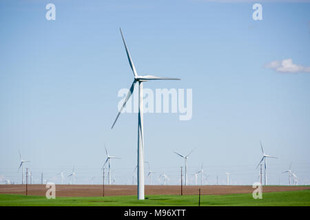 Wind Stromerzeuger sitzen in einem Feld mit Strom versorgt. Im östlichen Oregon. Stockfoto