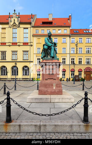 Breslau, Schlesien/Polen - 2018/03/23: Historische Altstadt von Breslau - Altstadt und Marktplatz, polnische Schriftsteller Aleksander Fredro Monument und medie Stockfoto