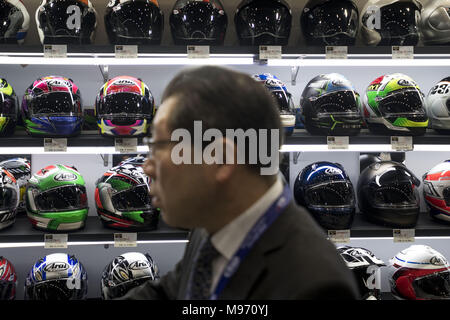 Tokyo, Tokio, Japan. 23 Mär, 2018. Ein Besucher sieht einen Helm, während die 45. Tokyo Motorcycle Show in Tokio, Japan, 23. März 2018. Eine große Auswahl an japanischen, US-amerikanischen und europäischen Motorräder und Aftermarket parts Hersteller sind auf dem Display der Öffentlichkeit bis zum 25. März. Credit: Alessandro Di Ciommo/ZUMA Draht/Alamy leben Nachrichten Stockfoto