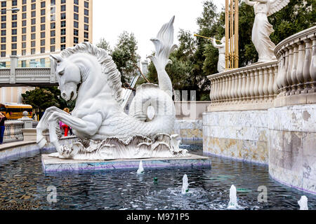 Touristische Blick auf die Statue von Pferd im Caesars Palace, Las Vegas, Narvarda während des Tages. U.S.A Stockfoto