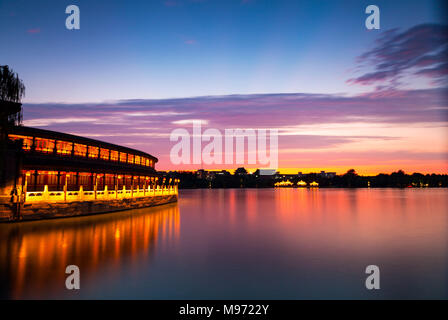 Beijin, Beijin, China. 23 Mär, 2018. Peking, China - Sonnenuntergang im Beihai Park in Peking. Credit: SIPA Asien/ZUMA Draht/Alamy leben Nachrichten Stockfoto
