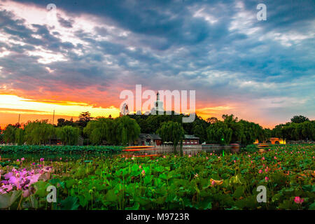 Beijin, Beijin, China. 23 Mär, 2018. Peking, China - Sonnenuntergang im Beihai Park in Peking. Credit: SIPA Asien/ZUMA Draht/Alamy leben Nachrichten Stockfoto