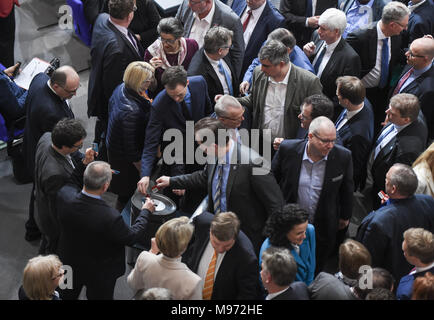 Berlin, Deutschland. 23. März 2018, Berlin, Deutschland. 22 März 2018, Deutschland, Berlin: Die Parlamentarier der Abstimmung im Bundestag zum deutschen militärischen Operationen in Afghanistan. Foto: Christophe Kirschtorte/dpa Quelle: dpa Picture alliance/Alamy leben Nachrichten Stockfoto