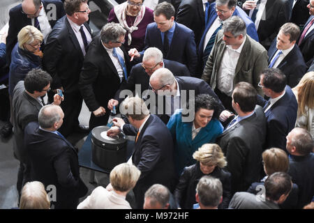 Berlin, Deutschland. 23. März 2018, Berlin, Deutschland. 22 März 2018, Deutschland, Berlin: Die Parlamentarier der Abstimmung im Bundestag zum deutschen militärischen Operationen in Afghanistan. Foto: Christophe Kirschtorte/dpa Quelle: dpa Picture alliance/Alamy leben Nachrichten Stockfoto
