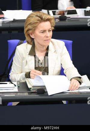 Berlin, Deutschland. 23. März 2018, Berlin, Deutschland. 22 März 2018, Deutschland, Berlin: Verteidigungsminister Ursula von der Leyen der Christlich Demokratischen Union (CDU) sitzt im Deutschen Bundestag. Das Parlament befasst sich mit der Stabilisierung des Irak durch deutsche Truppen. Foto: Christophe Kirschtorte/dpa Quelle: dpa Picture alliance/Alamy leben Nachrichten Stockfoto