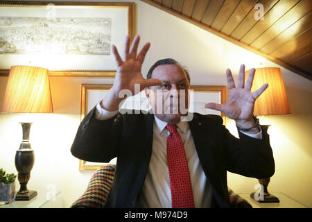 Neapel, Italien. 23. März, 2018. Der Minister für Tourismus der Republik Argentinien, Gustavo Santos, während einer Pressekonferenz auf der Vesuvio Hotel. Der Minister ist in Neapel die Idee der 'vorhanden'''''' Cousine Tag'. Eine Vereinbarung mit dem Bürgermeister von Neapel Luigi De Magistris, Reiseveranstalter und Fluggesellschaften, die einen Flug von Italien nach Buenos Aires und umgekehrt, zu einem günstigen Preis ermöglichen, damit die italienische Familien mit Verwandten, die nach Argentinien ausgewandert und Unterstützung 'Familie' Tourismus zu vereinen. Credit: Unabhängige Fotoagentur Srl/Alamy leben Nachrichten Stockfoto