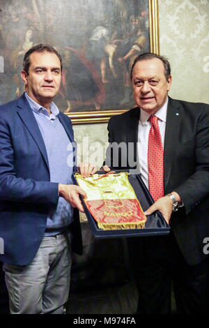 Neapel, Italien. 23. März, 2018. Der Minister für Tourismus der Republik Argentinien, Gustavo Santos, während einer Pressekonferenz auf der Vesuvio Hotel. Der Minister ist in Neapel die Idee der 'vorhanden'''''' Cousine Tag'. Eine Vereinbarung mit dem Bürgermeister von Neapel Luigi De Magistris, Reiseveranstalter und Fluggesellschaften, die einen Flug von Italien nach Buenos Aires und umgekehrt, zu einem günstigen Preis ermöglichen, damit die italienische Familien mit Verwandten, die nach Argentinien ausgewandert und Unterstützung 'Familie' Tourismus zu vereinen. Credit: Unabhängige Fotoagentur Srl/Alamy leben Nachrichten Stockfoto