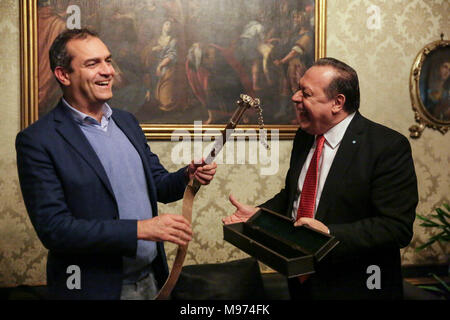 Neapel, Italien. 23. März, 2018. Der Minister für Tourismus der Republik Argentinien, Gustavo Santos, während einer Pressekonferenz auf der Vesuvio Hotel. Der Minister ist in Neapel die Idee der 'vorhanden'''''' Cousine Tag'. Eine Vereinbarung mit dem Bürgermeister von Neapel Luigi De Magistris, Reiseveranstalter und Fluggesellschaften, die einen Flug von Italien nach Buenos Aires und umgekehrt, zu einem günstigen Preis ermöglichen, damit die italienische Familien mit Verwandten, die nach Argentinien ausgewandert und Unterstützung 'Familie' Tourismus zu vereinen. Credit: Unabhängige Fotoagentur Srl/Alamy leben Nachrichten Stockfoto