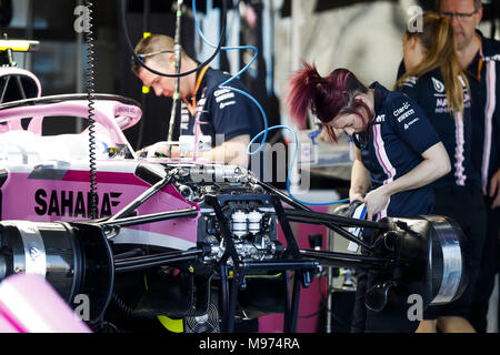 Melbourne, Australien. 23 Mär, 2018. Force India VJM11, Mädchen Mechaniker bei der Arbeit 2018 Formel 1 in Melbourne, Australian Grand Prix, vom 22. bis 25-Foto Motorsport: FIA Formel Eins-Weltmeisterschaft 2018, Melbourne, Victoria: Motorsport: Formel 1 2018 Rolex Grand Prix von Australien, Quelle: dpa/Alamy leben Nachrichten Stockfoto