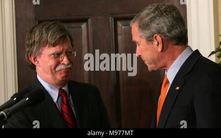 Washington, District of Columbia, USA. 1. Aug 2005. Washington, DC - August 1, 2005 -- USA-Präsident George W. Bush kündigt die Aussparung die Ernennung von John Bolton die Vereinigten Staaten Botschafter bei den Vereinten Nationen in der Roosevelt Raum des Weißen Hauses am 1. August 2005. Credit: Dennis Brack-Pool über CNP Credit: Dennis Brack/CNP/ZUMA Draht/Alamy leben Nachrichten Stockfoto